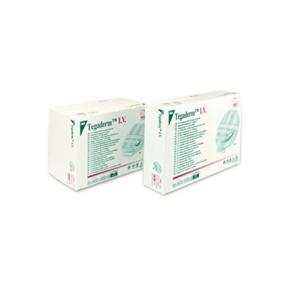 Deux boîtes blanches avec des pansements de fixation I.V. 3M™ Tegaderm™ avec renforcement en non-tissé et bandes de fixation de Solventum Germany GmbH sont placées côte à côte sur un fond blanc et montrent les noms et détails des produits en écriture verte et rouge.