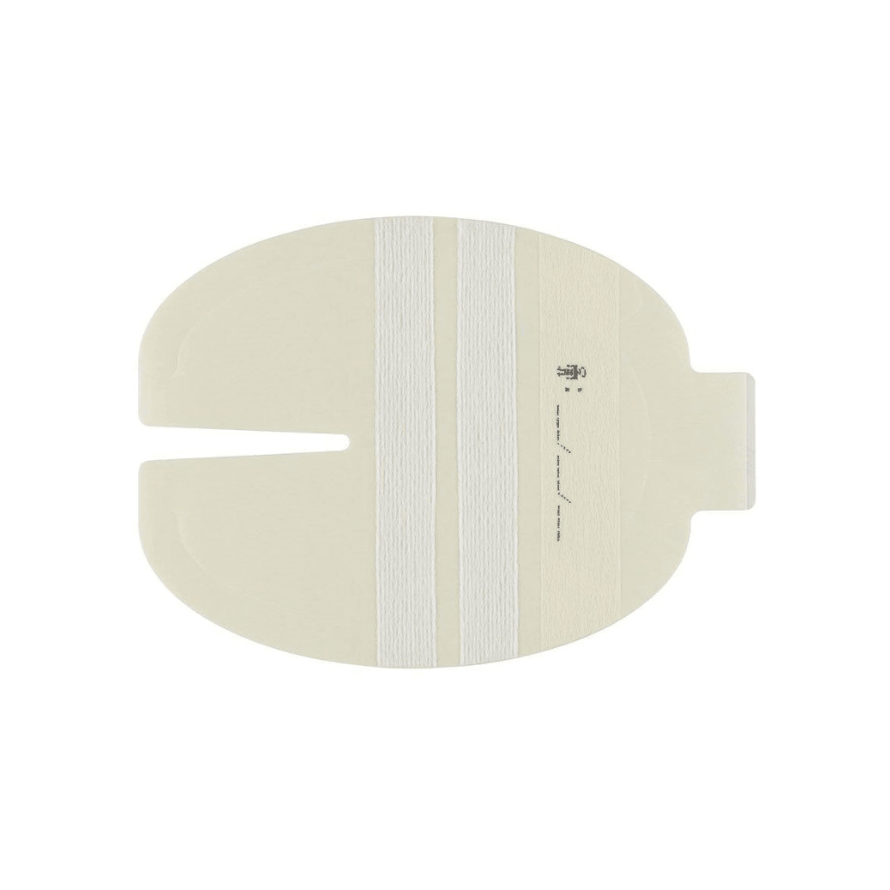 Un pansement beige, qui s'adapte autour d'un dispositif médical ou d'une zone opératoire, est équipé d'une fente centrale et de deux bandes blanches verticales. Comparable au pansement de fixation I.V. 3M™ Tegaderm™ avec renforcement en non-tissé et bandes de fixation de 3M Healthcare Germany GmbH, il dispose d'une languette pour une application ou un retrait facile.