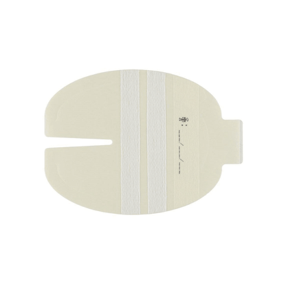 Un pansement beige, qui s'adapte autour d'un dispositif médical ou d'une zone opératoire, est équipé d'une fente centrale et de deux bandes blanches verticales. Comparable au pansement de fixation I.V. 3M™ Tegaderm™ avec renforcement en non-tissé et bandes de fixation de 3M Healthcare Germany GmbH, il dispose d'une languette pour une application ou un retrait facile.