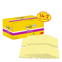 Une boîte jaune de Post-it® Super Sticky Notes, jaune, 76 x 76 mm (14 blocs + 2 gratuits par paquet, 90 feuilles par bloc, 100 % PEFC), de la marque 3M Deutschland GmbH, avec seize notes autocollantes jaunes disposées à l'avant.