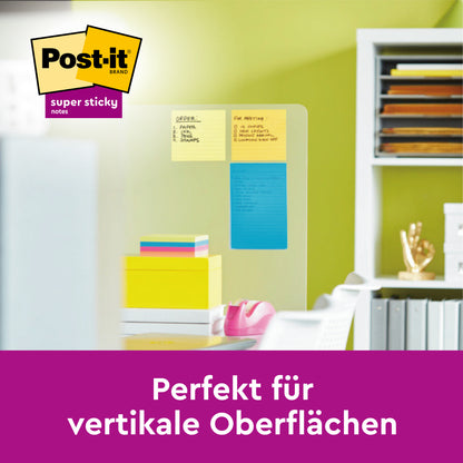 Un tableau en verre montre trois notes adhésives Post-it® Super Sticky au format large (101 mm x 101 mm, 70 feuilles/bloc, 100% PEFC) de 3M Deutschland GmbH dans un bureau avec étagère et bureau. Texte : "Parfait pour les surfaces verticales."