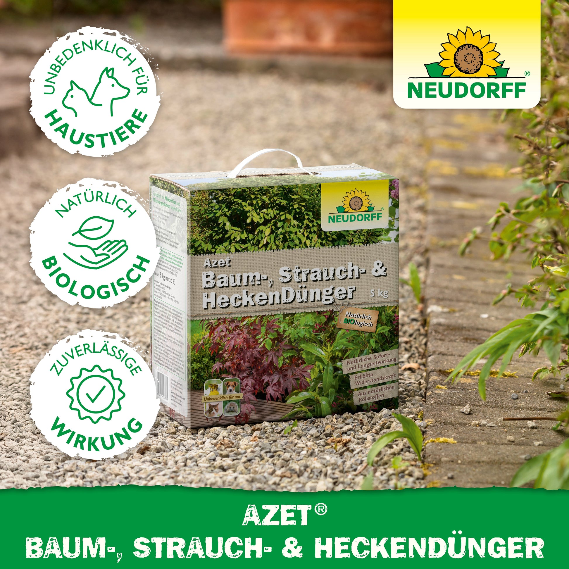 Eine 5 kg Kiste Azet Baum-, Strauch- & HeckenDünger von Neudorff Shop steht im Freien auf der Gartenerde. Das Bild zeigt die Logos für Tierschutz, biologische Inhaltsstoffe und zuverlässige Wirkung sowie ein klares Neudorff-Branding. Ideal für Sträucher und Bäume.