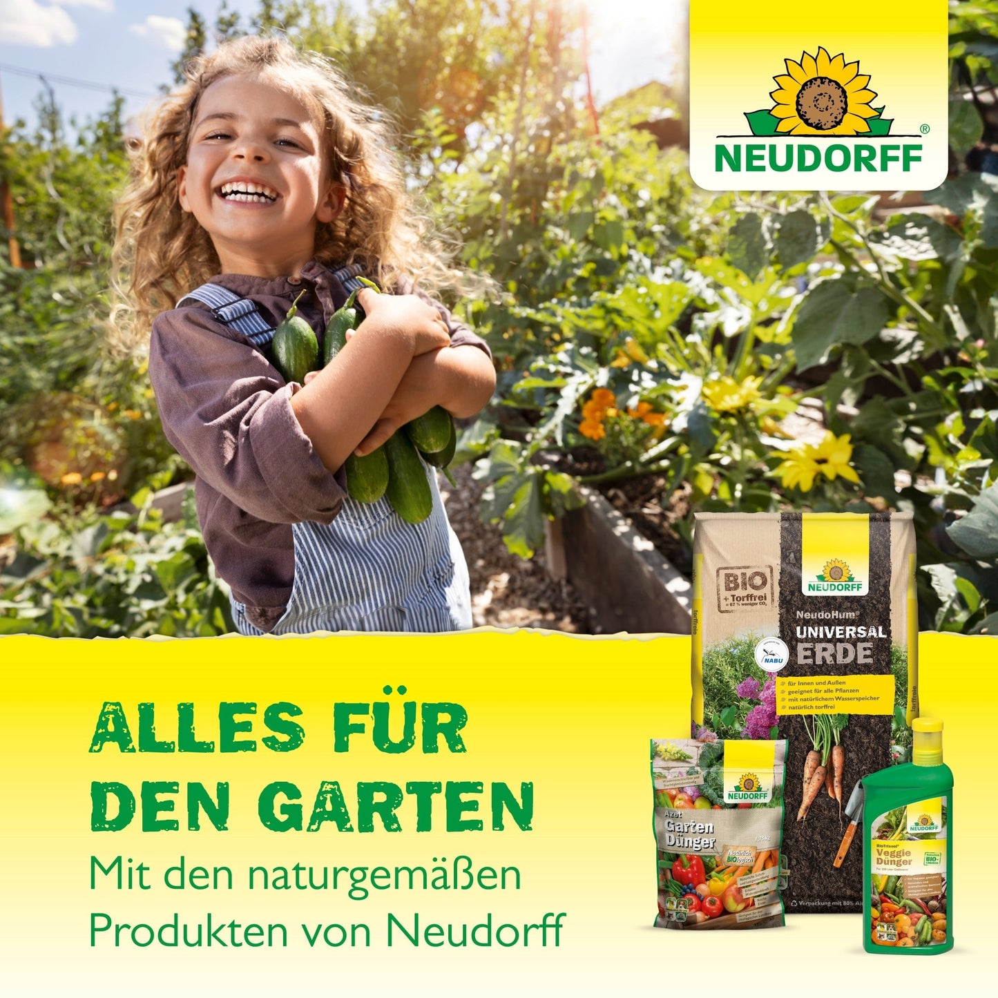 Un enfant souriant aux cheveux bouclés tient des concombres dans un jardin potager. Au premier plan, les Plaques Jaunes de Neudorff Shop (format réduit) avec le logo Neudorff et du texte allemand sont illustrés.