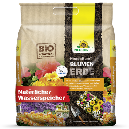Un sac de 40 litres de NeudoHum BlumenErde du Neudorff Shop pour les plantes de jardin, mis en avant comme un terreau sans tourbe, végétalien, écologique avec un réservoir d'eau naturel, des fleurs colorées sur l'emballage et des labels écologiques.