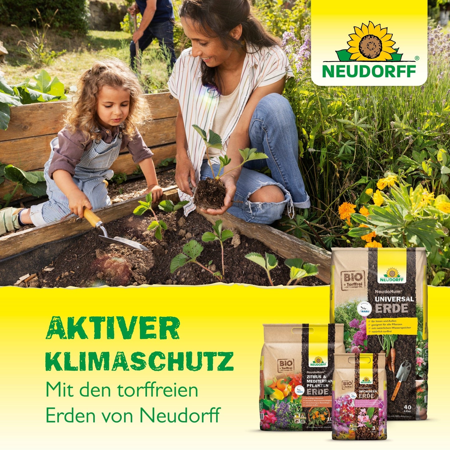 Une femme et une jeune fille plantent des semis dans un parterre de jardin avec NeudoHum BlumenErde du Neudorff Shop et favorisent ainsi la protection active du climat avec cette terre sans tourbe.