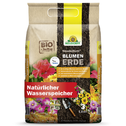 Un sac de 3 litres de NeudoHum BlumenErde du Neudorff Shop avec des images de fleurs, une truelle et de la terre sur un emballage de substrat de culture biologique sans tourbe; sert de réservoir d'eau naturel pour les plantes de jardin.