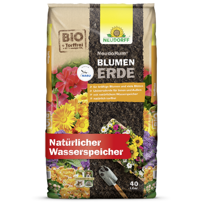 Un sac de 40 litres de NeudoHum BlumenErde du Neudorff Shop avec des motifs floraux, une truelle et des étiquettes qui mettent en avant la qualité biologique et la rétention d'eau naturelle - parfait pour les plantes de jardin et le substrat de culture de haute qualité.