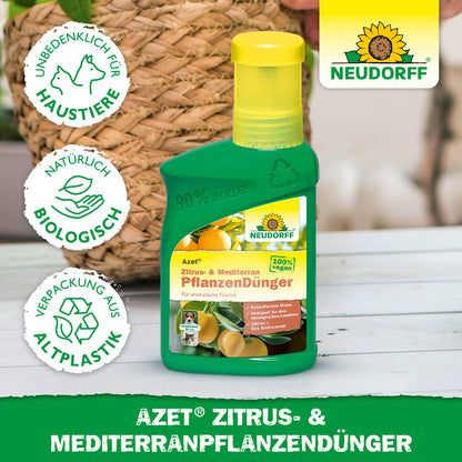Eine grüne Flasche Neudorff Shop Azet Zitrus- & MediterranpflanzenDünger für mediterrane Kübelpflanzen steht auf einem Tisch, mit sichtbarem Etikett und umliegenden Symbolen, die auf die Sicherheit von Haustieren, natürliche Inhaltsstoffe und eine recycelte Verpackung hinweisen.