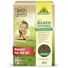 Eine rechteckige Schachtel Neudorff Shop Azet RasenDünger (2,5-5 kg) zeigt das Foto eines lächelnden Kindes, das auf dichtem Gras liegt. Die Verpackung hebt die Bio-Zutaten und die Reichweite von bis zu 50 Quadratmetern hervor.