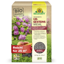 Eine Kiste mit Neudorffs UrgesteinsMehl aus dem Neudorff Shop steht aufrecht und zeigt Bilder von Hortensien, Äpfeln und Gras. Die 2,5 kg-Packung reicht für 25 m² und soll die Bodenfruchtbarkeit verbessern.