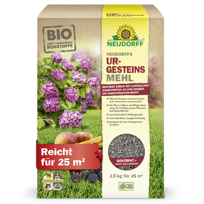 Eine Kiste mit Neudorffs UrgesteinsMehl aus dem Neudorff Shop steht aufrecht und zeigt Bilder von Hortensien, Äpfeln und Gras. Die 2,5 kg-Packung reicht für 25 m² und soll die Bodenfruchtbarkeit verbessern.