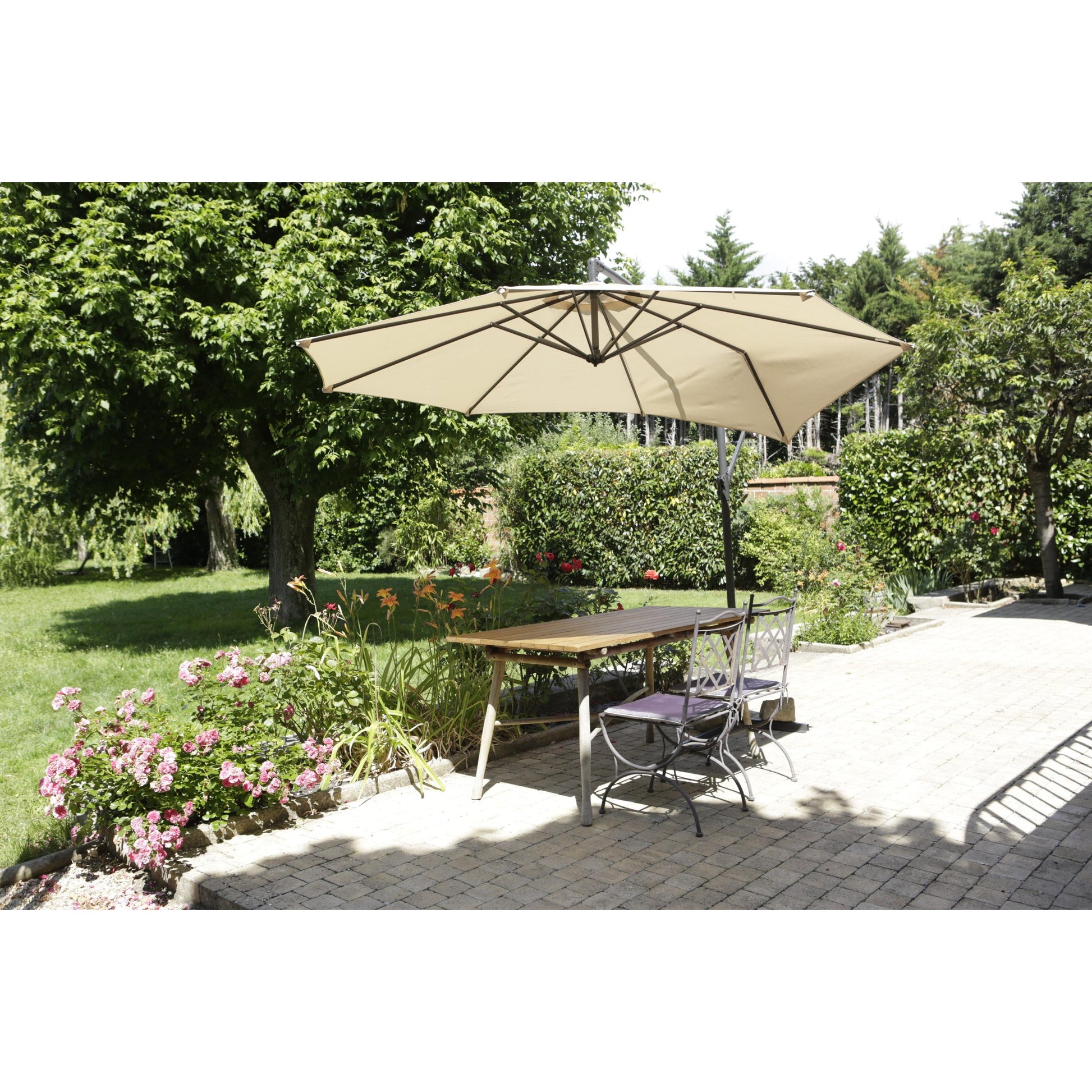 Ein Holztisch mit zwei Metallstühlen steht auf einer Terrasse unter einem beigen Sonnenschirm, der im Garten mit 3M Scotch® Extremium™ Ultra Hochleistungs-Klebeband DT17 (25 m x 48 mm) befestigt wurde.