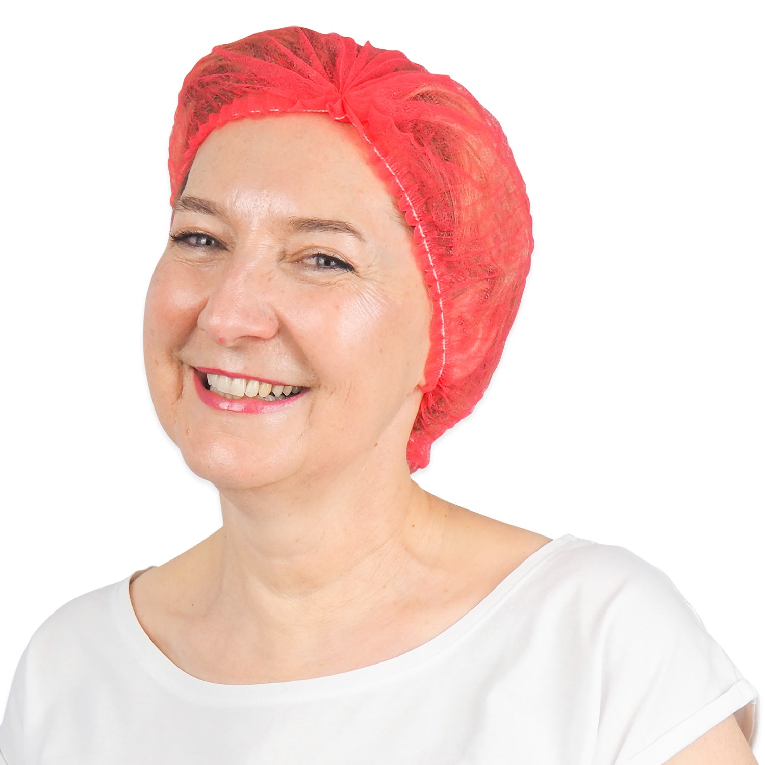 Eine lächelnde Frau in einem weißen Hemd und einer leuchtend roten ARNOMED COVER PP-KLIPPHAUBE Einmalklipphaube aus PP-Vlies (52 cm, ARNOWA GmbH) steht vor einem schlichten weißen Hintergrund.