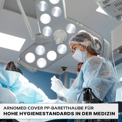 Zwei medizinische Fachkräfte mit ARNOMED COVER PP-BARETTHAUBE aus PP-Vlies von ARNOWA GmbH arbeiten in einem Operationssaal unter hellem Licht. Der deutsche Text hebt hohe Hygienestandards und den Kopfschutz für den Hygienebereich hervor.