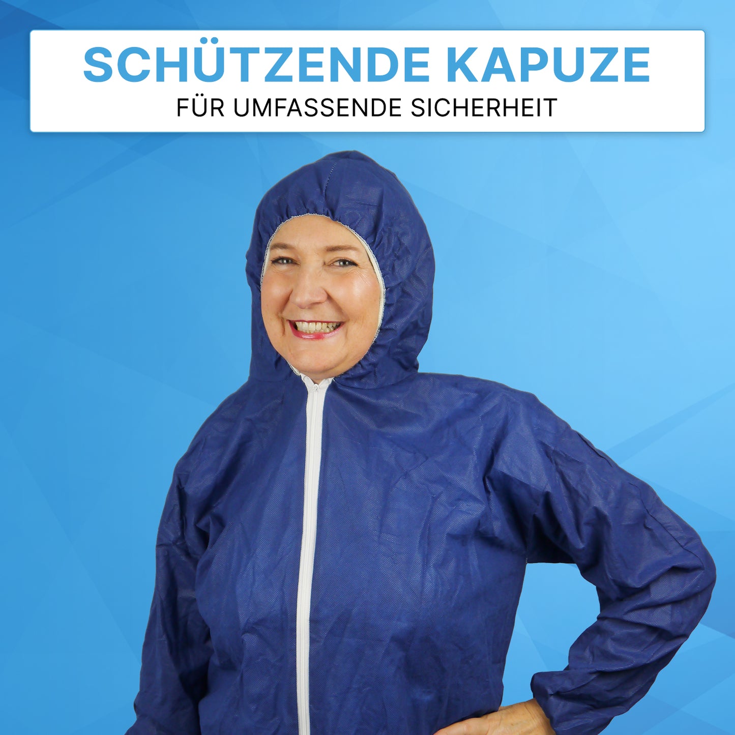 Eine Person in einem ARNOMED COVERALL PP-OVERALL BLUE Einmaloverall mit Kapuze aus PP-Vlies von ARNOWA GmbH steht vor einem blauen Hintergrund. Über dem Bild steht: "SCHÜTZENDE KAPUZE FÜR UMFASSENDE SICHERHEIT".