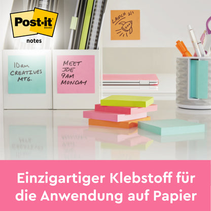 3M Deutschland GmbH Post-it® Notes, Energetic Collection (76 mm x 127 mm, 100 feuilles/bloc, 6 blocs/paquet, 100% PEFC) en couleurs pastel sont exposés sur le bureau avec des fournitures de bureau supplémentaires. Slogan : "Adhésif unique pour papier.