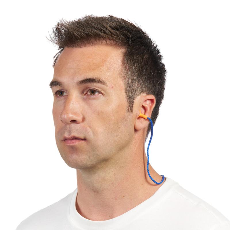 Un homme porte des bouchons d'oreilles 3M™ avec cordon 1271 en orange (design à trois brides, SNR 26 dB) de 3M Deutschland GmbH. Les bouchons d'oreilles réutilisables avec cordon bleu offrent une protection fiable contre le bruit, tandis qu'il regarde légèrement vers la gauche avec une expression neutre.