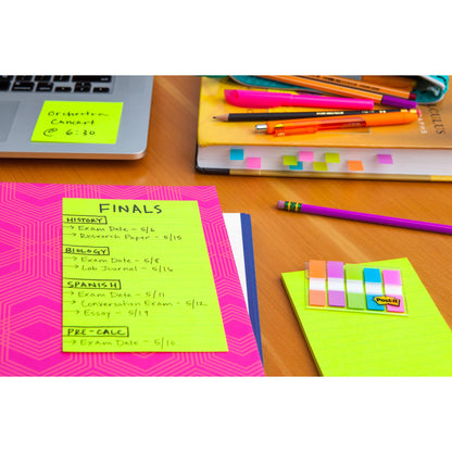 Sur une table d'étude se trouvent des livres, des stylos, une chemise rose avec le planning des examens finaux sur papier néon et des Post-it® Super Sticky Notes en grand format (101 mm x 101 mm, 70 feuilles/bloc, 100% PEFC) de 3M Deutschland GmbH, tout est soigneusement disposé sur du bois.