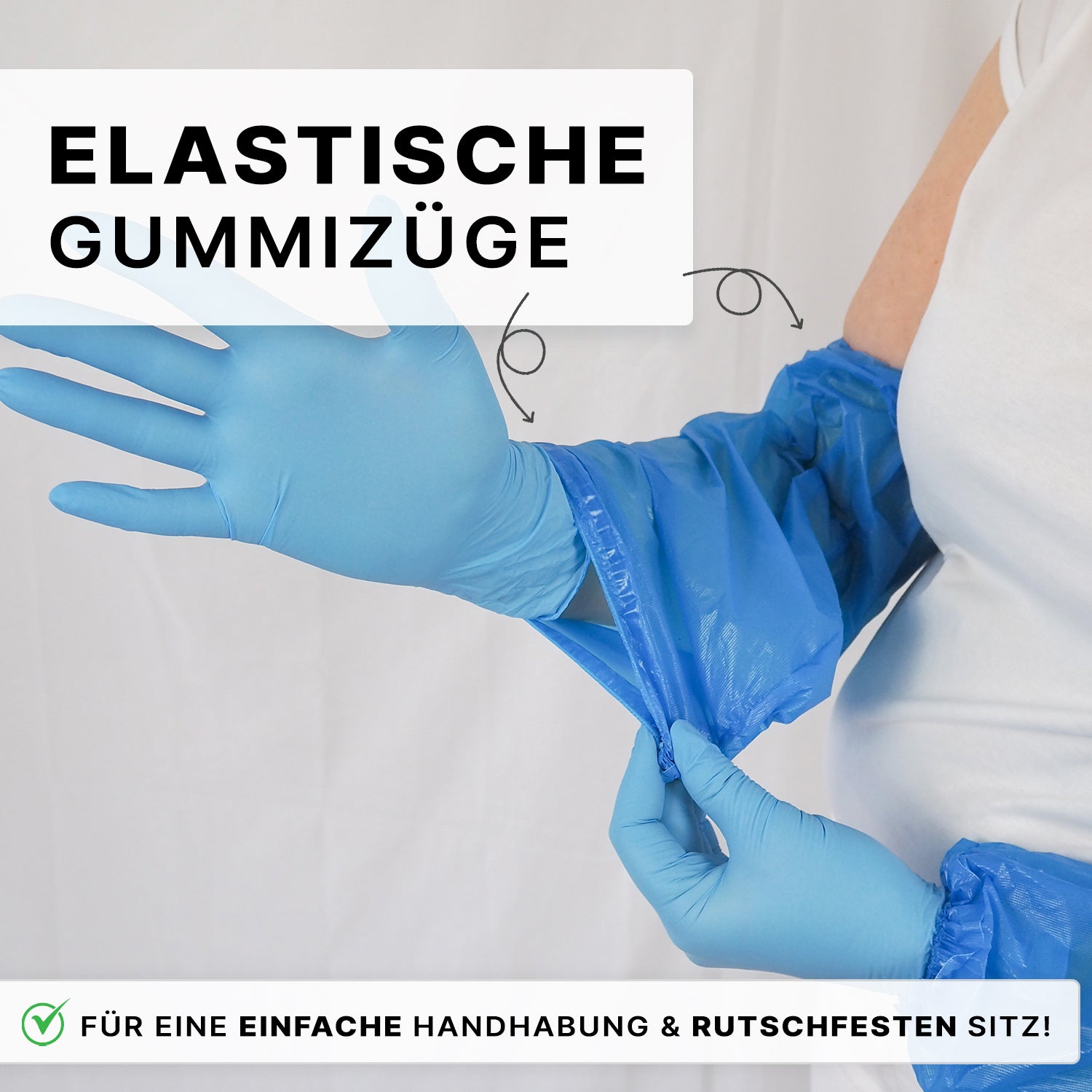 Eine Person mit blauen Handschuhen dehnt die elastische Manschette eines ARNOMED Xtra Strong PE-Ärmelschoners (ARNOWA GmbH, flüssigkeitsabweisend, Einweg, 100 Stück). Der deutsche Text hebt die elastischen Bänder und den sicheren Sitz für eine einfache Handhabung hervor.