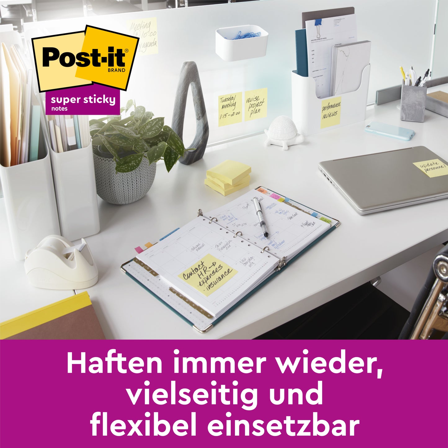 Sur un bureau moderne, les Post-it® Super Sticky Notes, Jaune (76x127 mm, 90 feuilles/bloc, 14+2 blocs gratuits/paquet) de 3M Deutschland GmbH sont appliqués sur différentes surfaces. Un logo Post-it apparaît en haut à gauche et un texte allemand en bas.