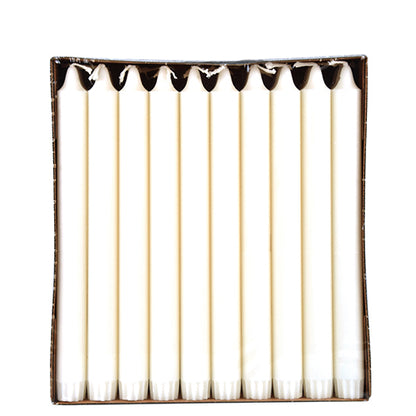 In der geöffneten Schachtel befinden sich 30 weiße PAPSTAR Kronkerzen (Ø 2,2 cm), hergestellt aus 100 % Stearin der PAPSTAR GmbH, sauber in einer Reihe aufgereiht, mit dem Docht nach oben.