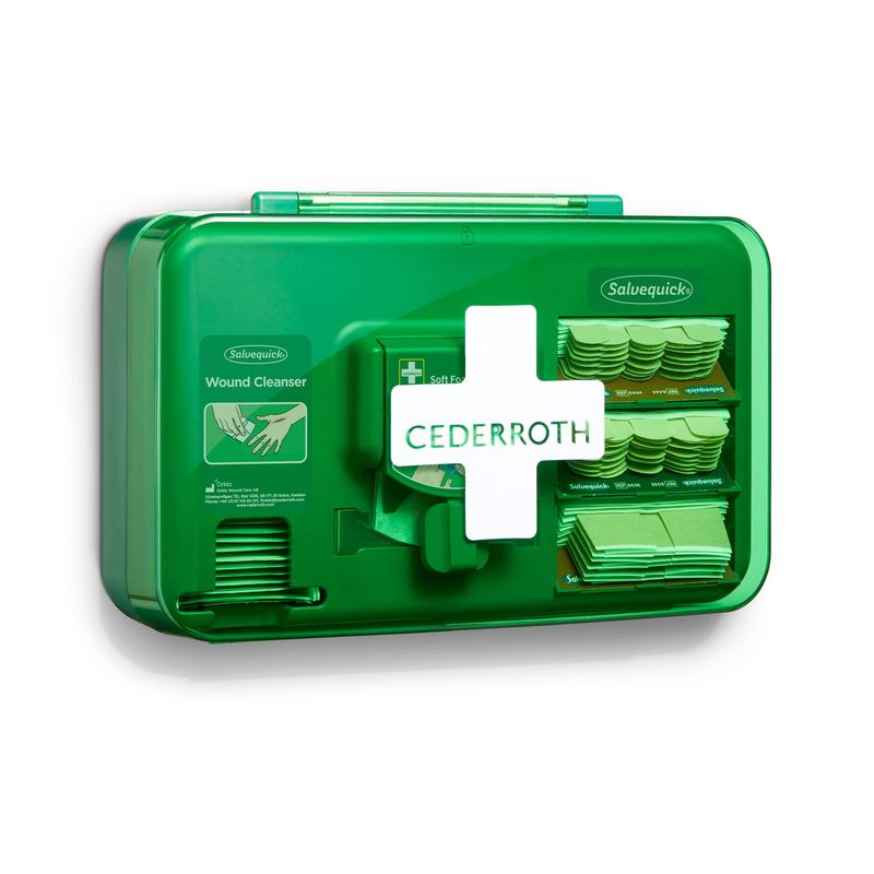 Un distributeur de soins des plaies Cederroth vert de Orkla Wound Care AB (20,3 x 30,6 x 15,5 cm, sachet en plastique, 1 set) est monté au mur et offre un accès facile aux nettoyants pour plaies, bandages, compresses de gaze et bandes adhésives pour une intervention rapide.