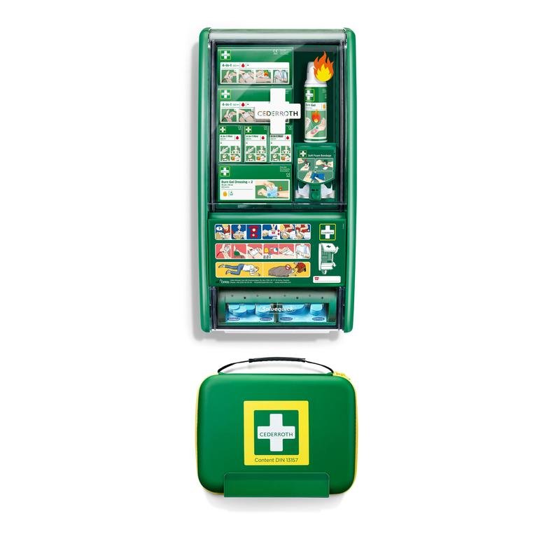 Un vert Orkla Wound Care AB Cederroth First Aid & Burn Station Set DIN 13157 (22,7x29,4x57,2 cm, 91 pièces) est fixé au mur au-dessus d'un ensemble portable fermé assorti ; les deux arborent un logo croix jaune-blanc.