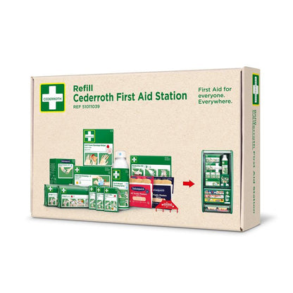 Ein Karton mit der Aufschrift "Cederroth erste-hilfe-mine für cederroth erste-hilfe-station ref 51011026 | Karton (1 Packung)" von Orkla Wound Care AB zeigt Bilder von Erste-Hilfe-Materialien und einer an der Wand montierten Station mit dem Text: "Erste Hilfe für alle. Überall.