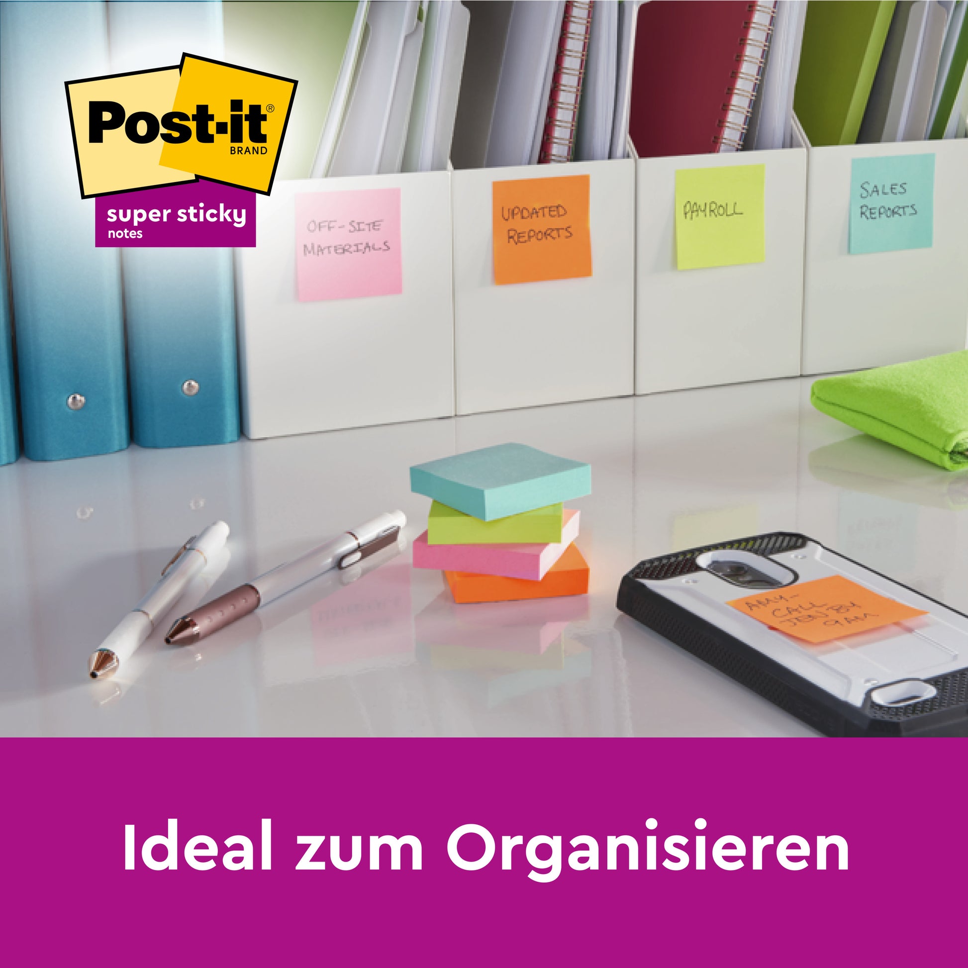 Mehrere Stapel Post-it® Super Sticky Notes (76mm x 76mm, 90 Blatt/Block, 100% PEFC) von 3M Deutschland GmbH und Stifte liegen auf einem Schreibtisch mit beschrifteten Ordnern; das Logo ist sichtbar. Deutscher Text: "Ideal zum Organisieren.