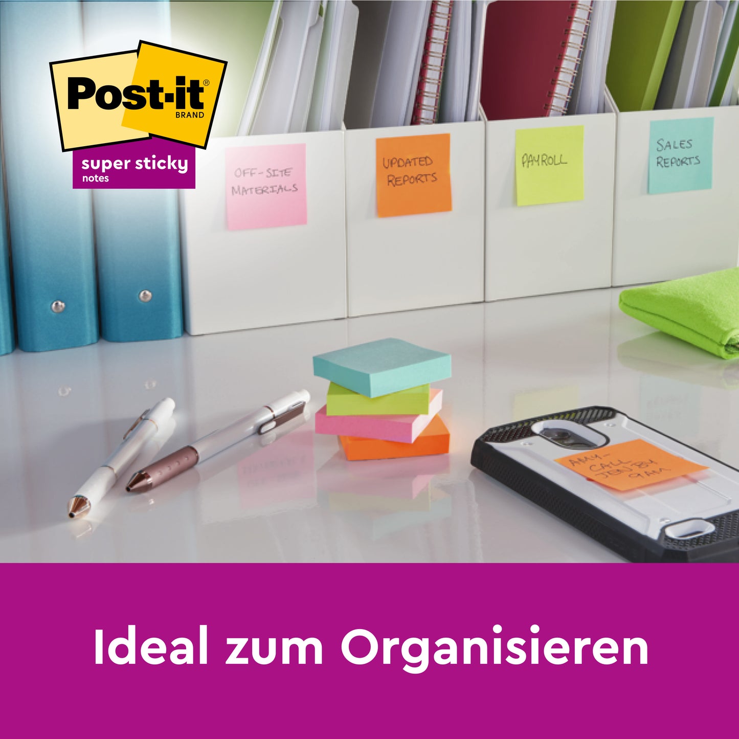Un bureau avec des classeurs étiquetés, des stylos, un smartphone, un chiffon en microfibre et des Post-it® Super Sticky Notes colorés (76 mm x 76 mm, 90 feuilles/bloc, 100% PEFC) de 3M Deutschland GmbH. Texte : "Idéal pour organiser" avec le logo Post-it.