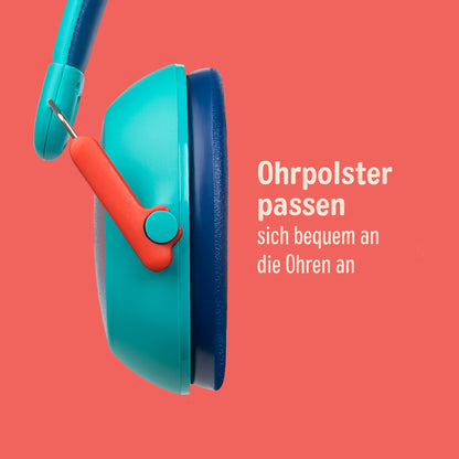 Nahaufnahme des 3M™ Gehörschutz für Kinder PKIDSP-TEAL-E, türkis (87-98 dB), Over-Ear-Kopfhörer mit orangefarbenen Details auf orangefarbenem Hintergrund. Text: "Ohrpolster passen sich bequem an die Ohren an." Perfekt als Gehörschutz für Kinder.