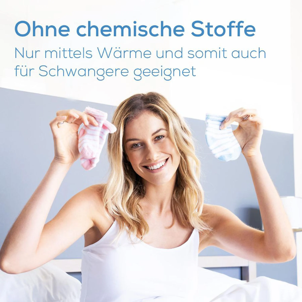 Eine lächelnde Frau hält rosa und blaue Babysocken auf einem Bett. Deutscher Text darüber: "Ohne chemische Stoffe. Nur mittels Wärme und somit auch für Schwangere geeignet." Ideal mit Auslaufartikel: Beurer Insektenstichheiler BR 60 von Beurer GmbH.