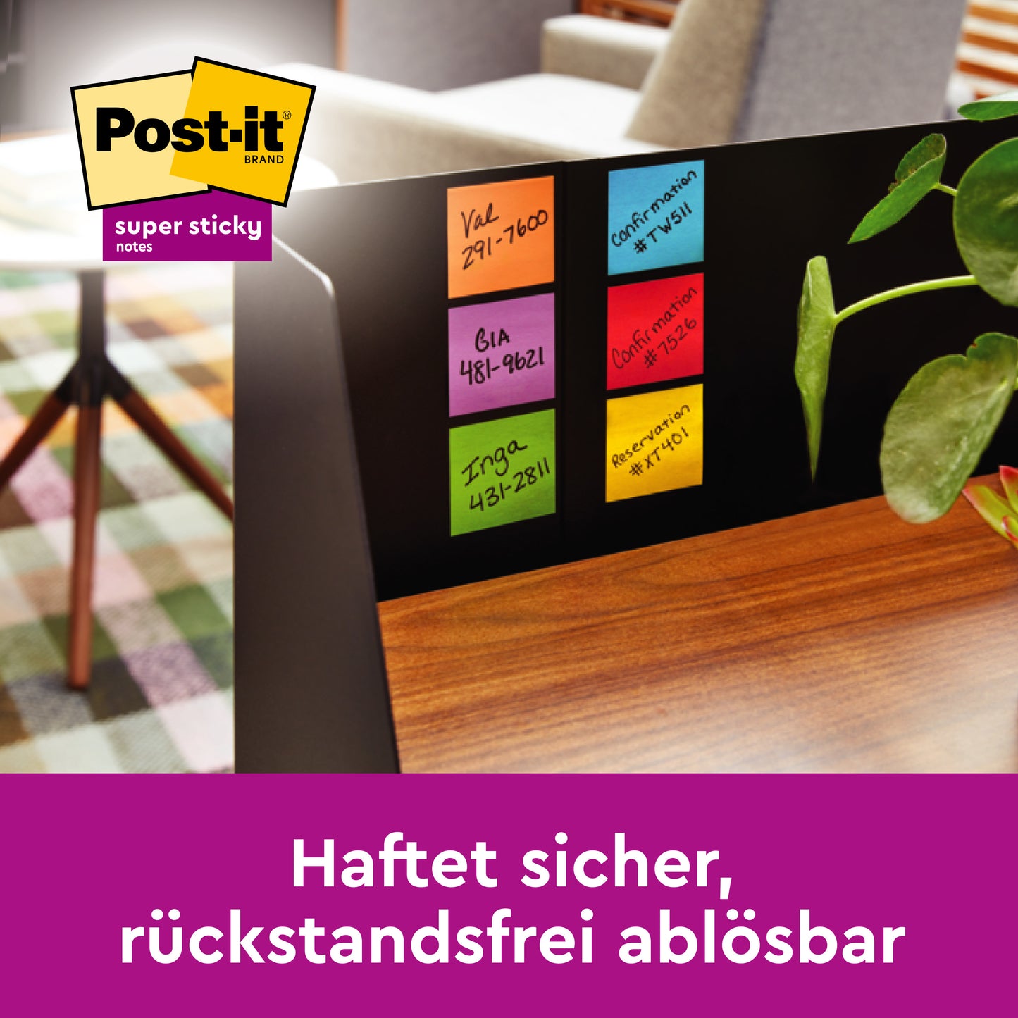 Un écran montre des noms et chiffres manuscrits sur des notes adhésives colorées Post-it® Super Sticky au format large (101 mm x 101 mm, 70 feuilles/bloc, 100% PEFC) de 3M Deutschland GmbH; une table, une chaise et une plante sont visibles en arrière-plan. Texte allemand en bas.