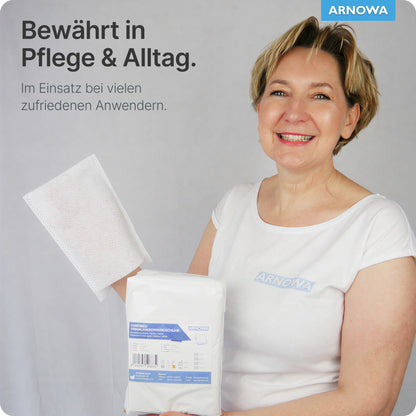 Eine lächelnde Frau in einem weißen ARNOVA-Shirt hält einen Rucksack und eine Unterlage. Der deutsche Text hebt hervor: ARNOMED Einmalwaschhandschuhe Spunlace mit PE, wasserabweisend (50 Stück) von ARNOWA GmbH - von vielen zufriedenen Anwendern für die Pflege und den täglichen Gebrauch geschätzt.