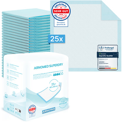 Eine Packung mit 25 ARNOMED SUPERDRY Saugfähige Krankenunterlage mit SAP (60x60 cm) von ARNOWA GmbH, mit einem Stapel von Unterlagen, Qualitätssiegel und dermatest badge-perfect Inkontinenz Schutz dank Superabsorber-Technologie.