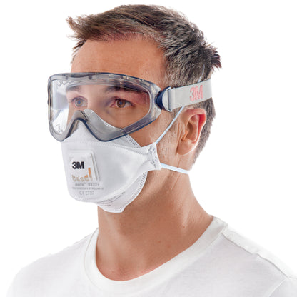 Un homme en chemise blanche simple porte des lunettes de protection transparentes et un masque facial 3M™ boîte de démarrage de protection pour professionnels 1000MCWE de 3M Deutschland GmbH, représenté sur un fond blanc.