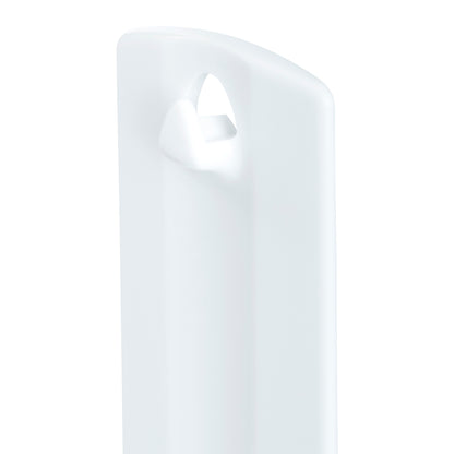 Eine Nahaufnahme des Command™ Sägezahn-Bildernagels 17040 von 3M Deutschland GmbH: ein weißes Kunststoffteil mit dreieckiger Aussparung und gebogener Kante, perfekt zum starken Befestigen oder Bilder aufhängen ohne Nägel vor weißem Hintergrund.