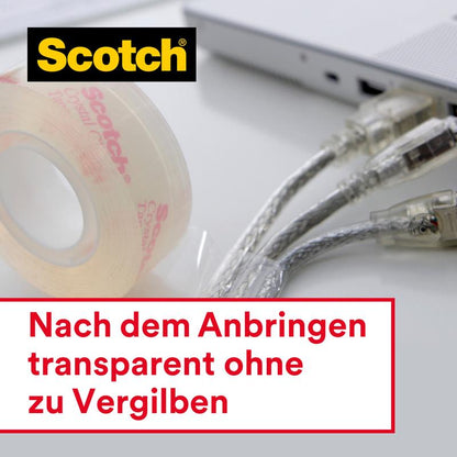 Eine Rolle Scotch® Crystal Klebeband (19mm x 25 m + 5 m GRATIS, 1 Abroller) von 3M Deutschland GmbH liegt neben Kabeln und einem silbernen Laptop. Beschriftung: "Nach dem Anbringen transparent ohne zu Vergilben.
