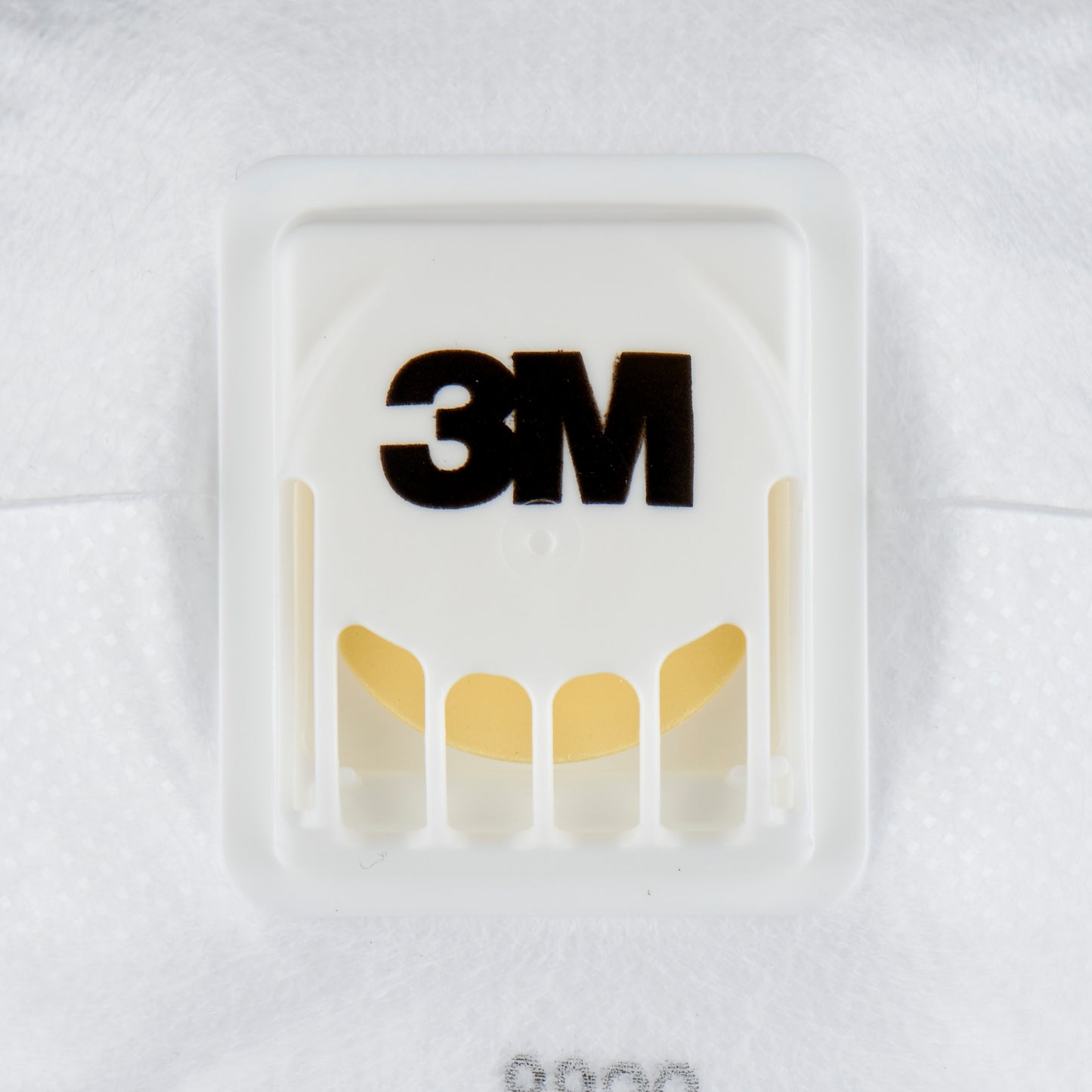 Nahaufnahme des Ausatemventils der 3M™ Cool Flow™ Partikelmaske 8822 FFP2, mit schwarzem 3M Logo, von 3M Deutschland GmbH, vor weißem, strukturiertem Hintergrund.