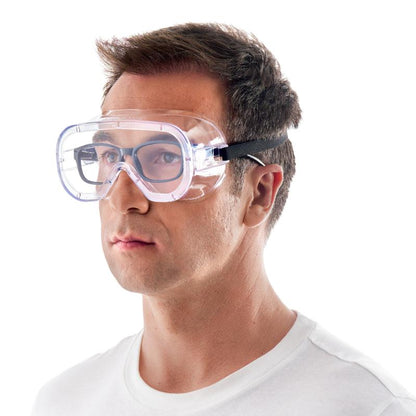 Un homme en chemise blanche simple, légèrement tourné vers la gauche, porte les lunettes de protection 3M™ Classic 4800 de 3M Deutschland GmbH avec visière transparente, design ventilé indirectement, bandeau en caoutchouc noir et s'adapte par-dessus ses lunettes.