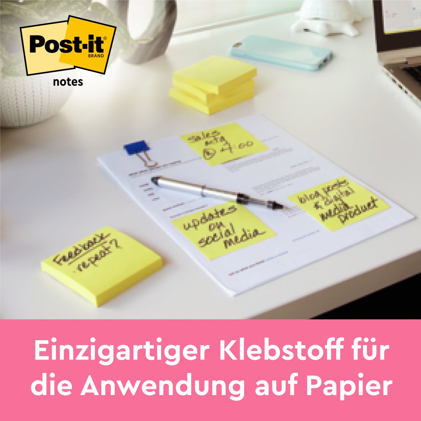Un bureau avec des notes Post-it® de 3M Deutschland GmbH, jaune, 101 x 101 mm (200 feuilles/bloc), fixées sur du papier, entouré d'autres notes, d'un stylo et d'un carnet. Colle unique pour papier. 100% certifié PEFC.
