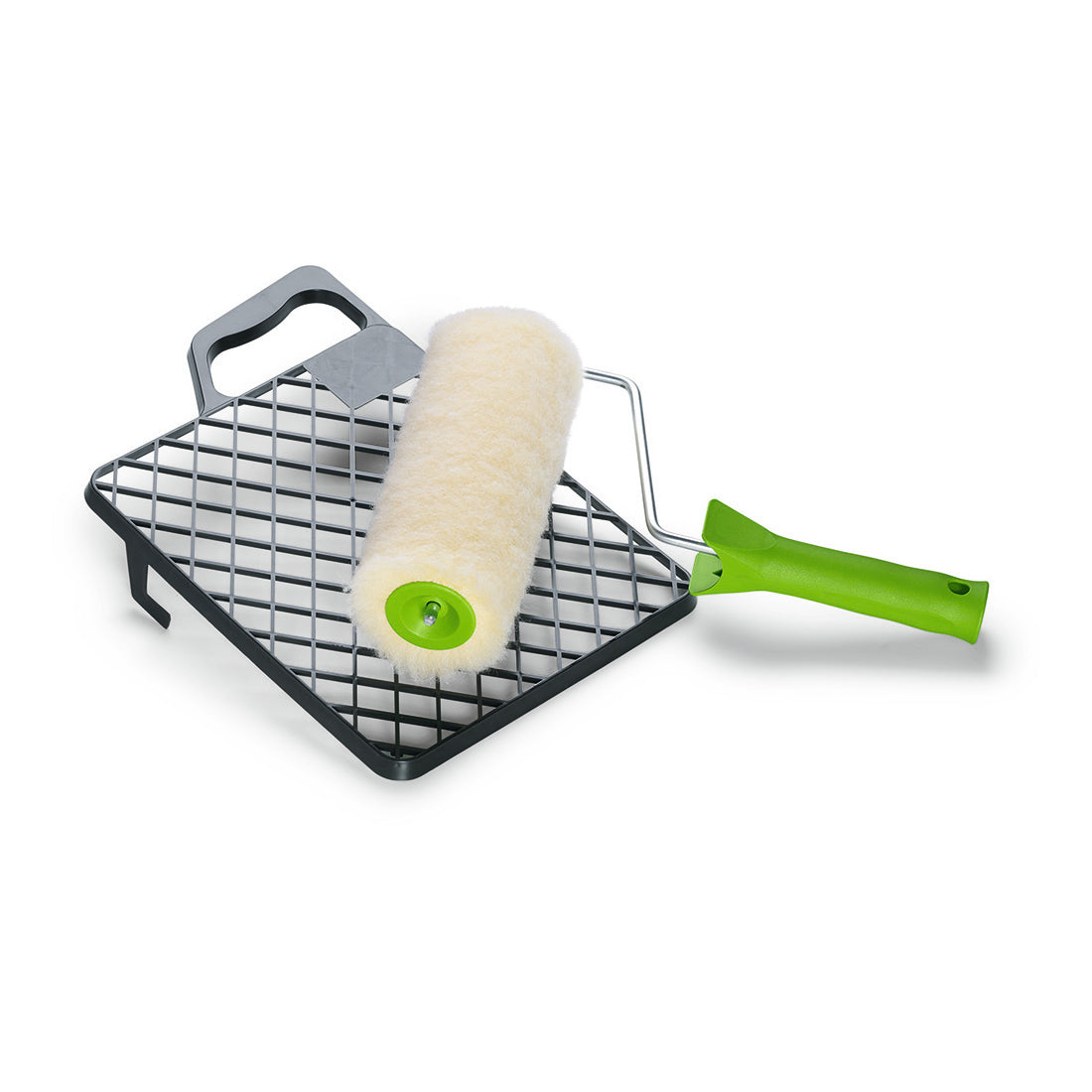 Das Nölle Profi Brush Malerroller-Set Vestan (Ø 42 mm, Florhöhe 20 mm), Teleskopstangen geeignet, von Nölle Profi Brush Bürsten- & Pinseltechnik e.K., ruht auf einem Metall-Farbgitter mit Griff vor weißem Hintergrund.