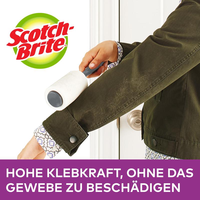 Une personne utilise le Mini-rouleau anti-peluches Scotch-Brite™ Everyday Clean, 30 feuilles, poignée colorée de 3M Deutschland GmbH sur la manche d'une veste vert foncé. Texte : "FORTE ADHÉRENCE, SANS ENDOMMAGER LE TISSU.