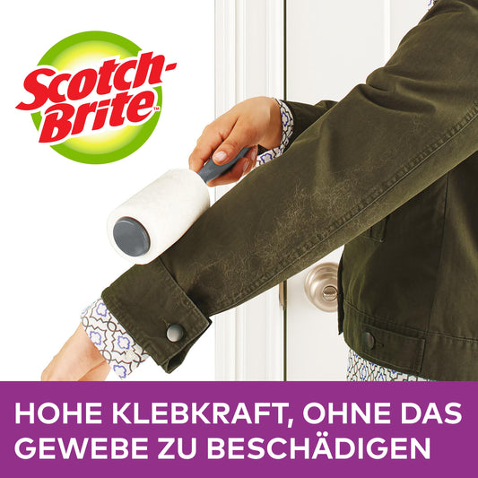 Eine Person benutzt einen Scotch-Brite™ Pet Extra Sticky* Roller für Tierhaare (48 Blatt, 1 Stück) von 3M Deutschland GmbH auf dem Ärmel einer dunkelgrünen Jacke. Text: "Hohe Klebkraft, ohne das Gewebe zu beschädigen." Logo oben links.