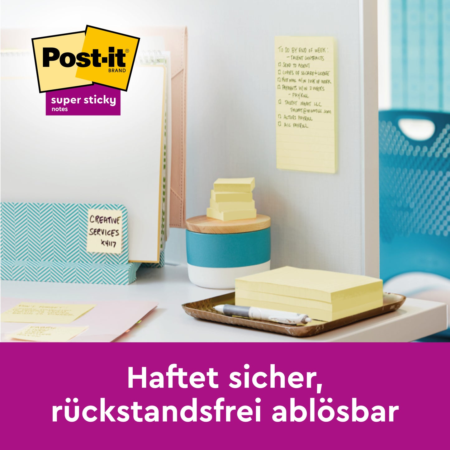 Un espace de travail bien rangé avec des Post-it® Super Sticky Notes, Jaune, 76×127 mm de 3M Deutschland GmbH - ici empilés et sur le mur pour les tâches à faire - favorise leur adhérence sécurisée et leur retrait propre. Paquet : 14 blocs + 2 gratuits (90 feuilles/bloc), certifié PEFC.