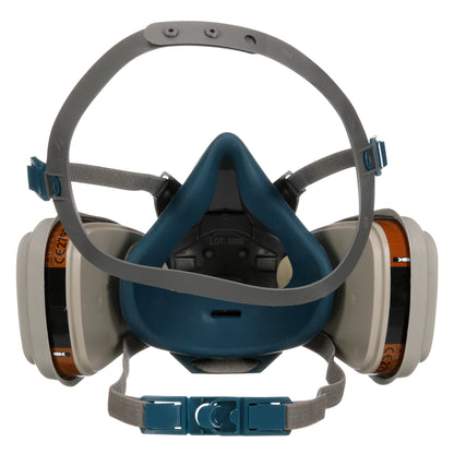 Die 3M™ Quick Latch-Atemschutzmaske 6502QLKIT-1 von 3M Deutschland GmbH bietet wiederverwendbaren Schutz gegen organische Dämpfe mit austauschbaren A2P3 Filtern, Doppelkartuschen, verstellbaren Gurten und einem blau-grauen Design - siehe Frontansicht.