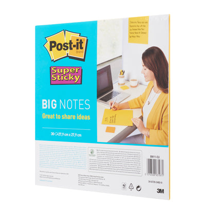 Abgebildet ist eine Packung 3M Post-it® Super Sticky Big Notes BN11-EU (279 mm x 279 mm, Gelb, 30 Blatt/Block, 1 Block/Packung, 100% PEFC-zertifiziert) mit blauer und gelber Beschriftung und einer Frau, die auf gelbe Haftnotizen an einem Laptop schreibt.