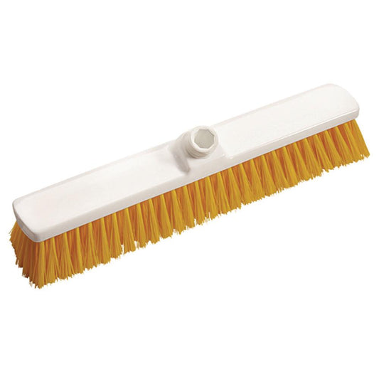 Der Hofbesen 400x60x50 mm, mittelhart von Diversey Deutschland GmbH & Co. OHG verfügt über dicht gepackte gelbe Borsten und ein Gewindeloch zur Stielbefestigung – perfekt für die Reinigung im Freien, abgebildet auf einem schlichten weißen Hintergrund.