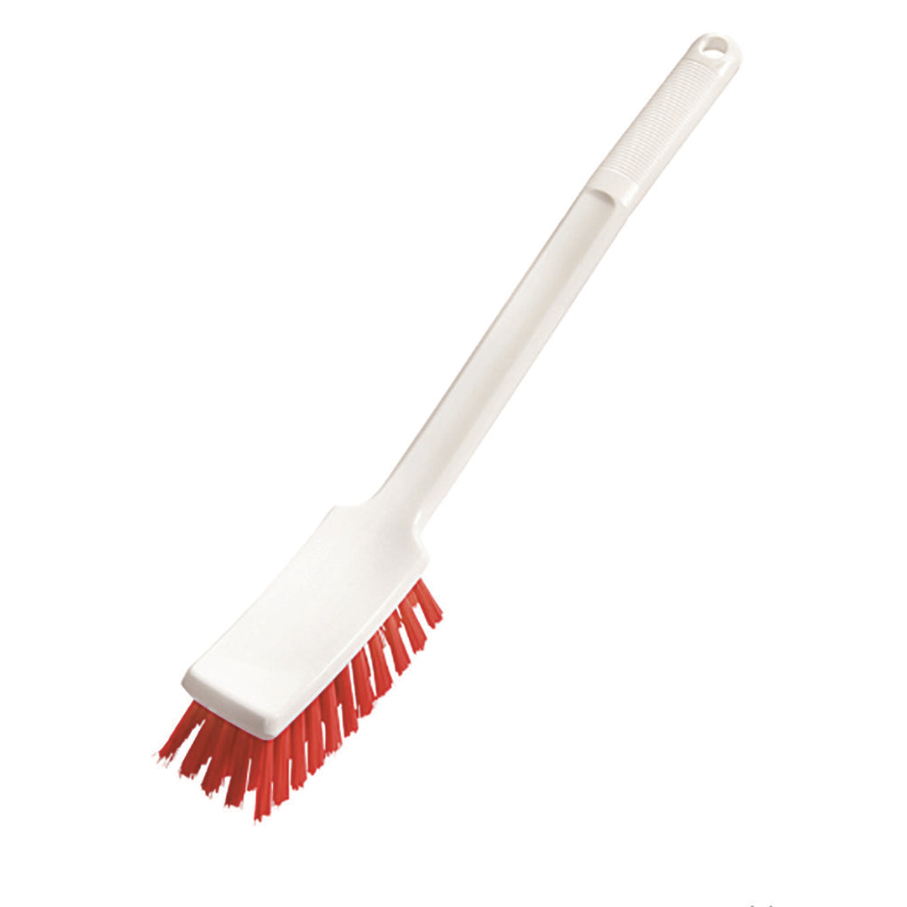 Une brosse à manche 400x48x35 mm, dure de Diversey Deutschland GmbH & Co. OHG avec un corps en plastique blanc, un long manche et des poils durs rouges, isolée sur fond blanc.