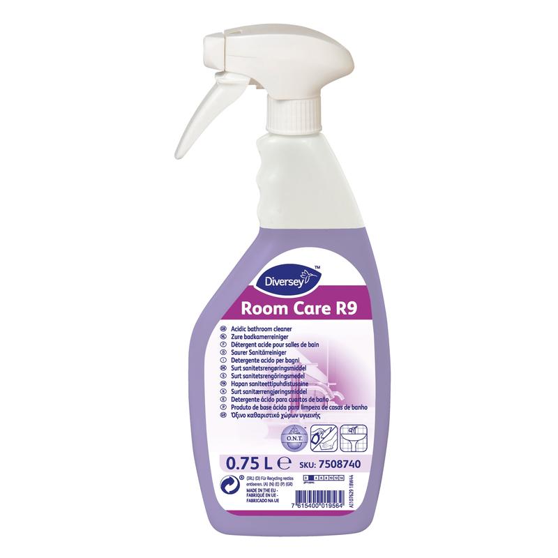 Une bouteille pulvérisateur blanche de 0,75 l Diversey Room Care R9 Nettoyant sanitaire acide de Diversey Deutschland GmbH & Co. OHG, avec solution de nettoyage violette et instructions multilingues ; disponible en cartons de 6 bouteilles.